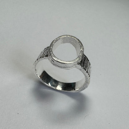 925 Sterling Silver Bezel Set Ring Size 8